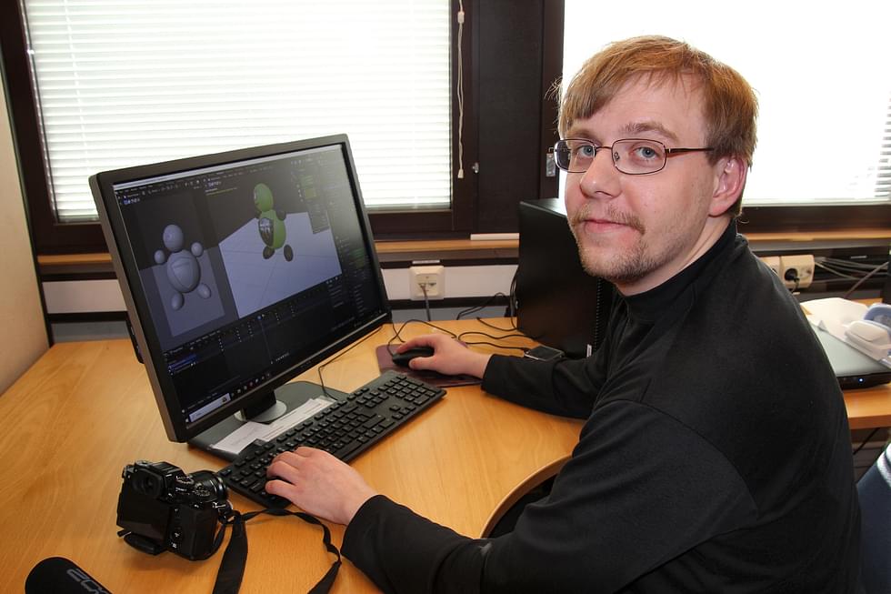 Sergei Zherdev harjoittelee Lieksan Lehden toimituksessa muun muassa 3D-animaatioiden tekemistä.
