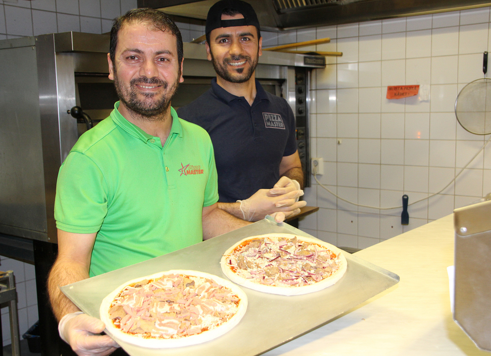 Sultan Ediz (vas.) ja Cemal Ediz valmistavat Pielisen Pizzan pakastepizzat Pizza Masterin keittiössä, kunnes uudet tuotantotilat saadaan käyttöön.