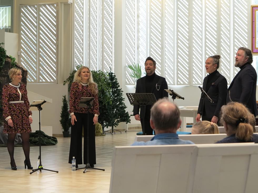 Club for Five eli Maija Sariola (vas.), Saima Haapanen, Jouni Kannisto, Juha Viitala ja Tuukka Haapaniemi konsertoivat Lieksan kirkossa lauantaina.