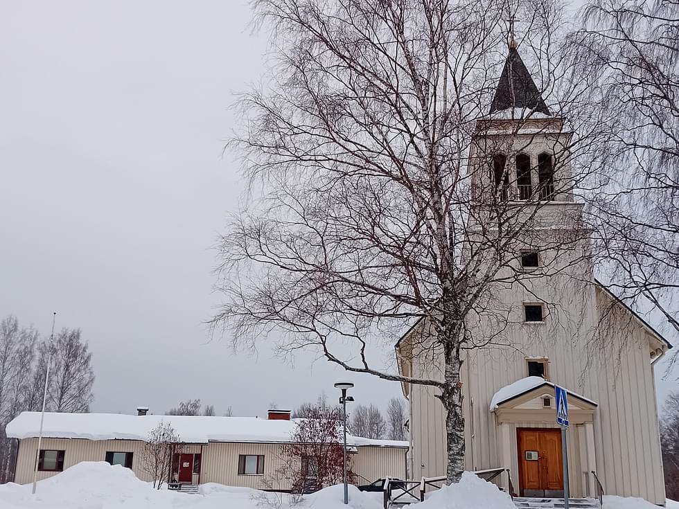 Joensuun ortodoksisella seurakunnalla on Lieksassa esimerkiksi virastotalo (vas.) ja kirkko.