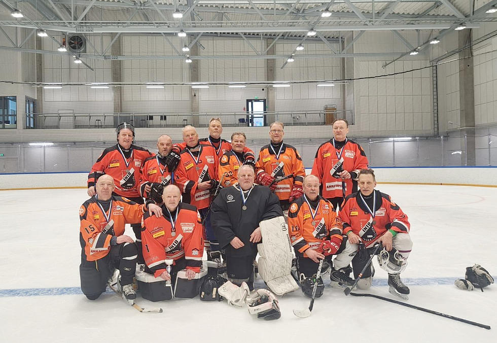 Lieksan Innon 65-vuotiaiden joukkue voitti kaukalopallon SM-hopeaa Vuokatissa sunnuntaina.