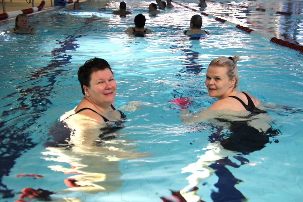 Sari Pulkkinen (vas.) ja Mirva Kuiri vesijuoksivat aamuvarhaisella uimahallissa perjantaina.