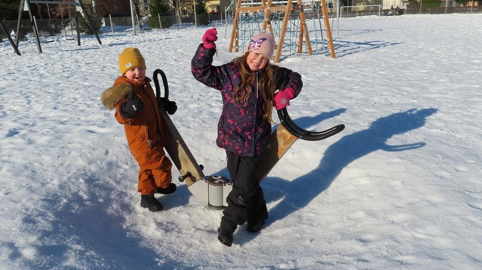 Leevi Valkialahti (vas.) ja Inna Nevalainen kertovat viihtyvänsä koulun pihan kiipeily- ja muissa laitteissa.