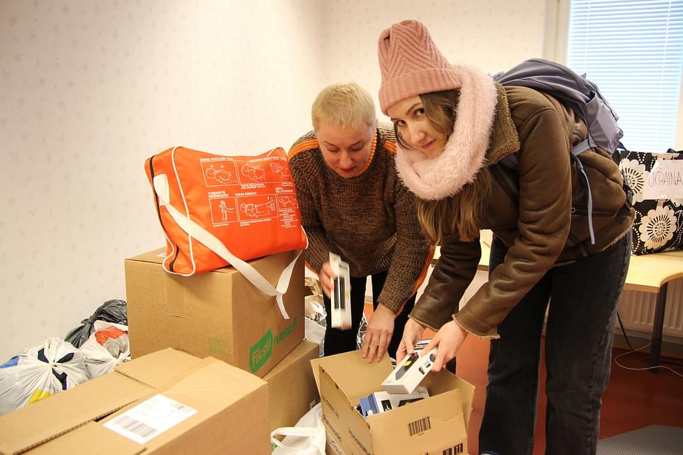 Natalia Tohobitska (vas.) ja Ekaterina Didenko lajittelivat avustustarvikkeita Lieksan seurakuntakeskuksessa tiistaina.