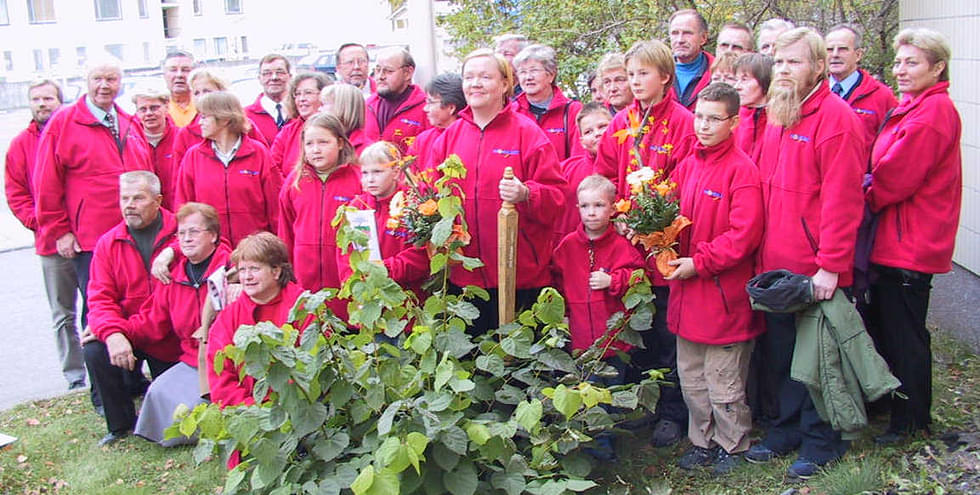 Vuonislahtelaiset juhlivat valtakunnallista Vuoden kylä 2002 -titteliä Varkaudessa vuonna 2002.