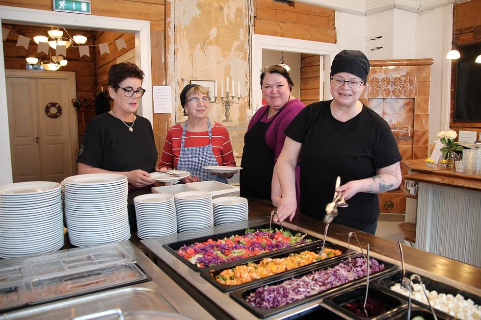 Kirsi Lukkarinen (vas.), Kirsti Pyykkö, Sari Vartiainen ja Piia Haapasalo työskentelevät Lounasravintola Hurtan Holvissa.
