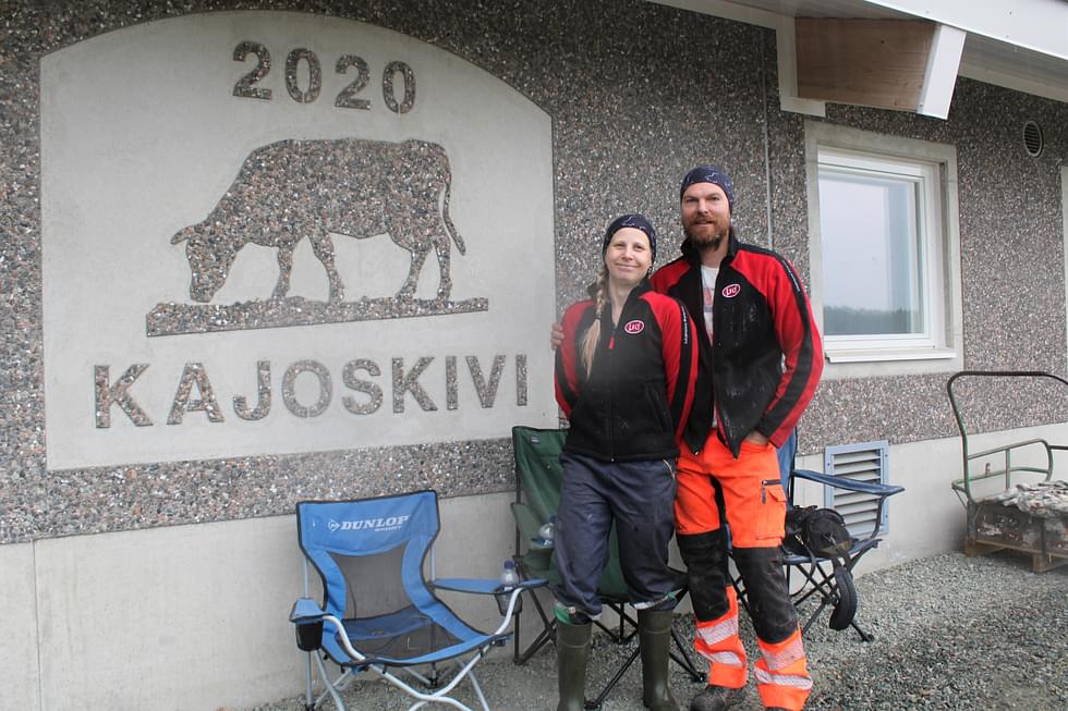 Marja ja Sami Kajoskivi isännöivät toukosiunaus-tapahtumaa.