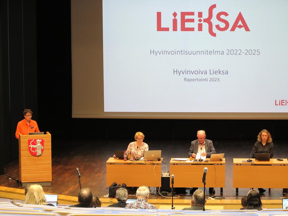 Juha Ryynänen (vas.) esitteli hyvinvointiraporttia valtuustossa. Kuvassa myös hallintojohtaja Sari Leinonen, Matti Taponen ja Pirre Seppänen.