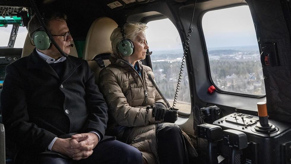 Petteri Orpo ja Ursula von der Leyen matkustivat helikopterilla tutustuessaan itärajan tilanteeseen.