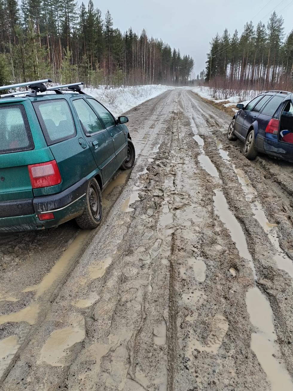 Ainakin kaksi henkilöautoa jäi kiinni kelirikon runtelemalla Jaakonvaarantiellä sunnuntaina.