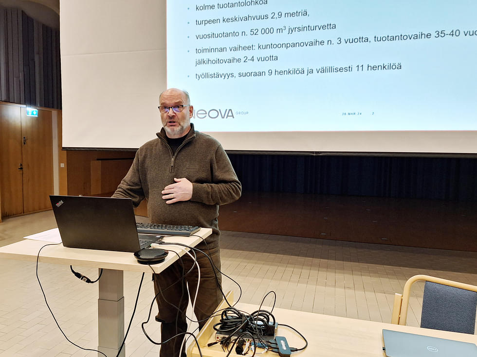 Martti Patrikainen esitteli Neovan Ilomantsin Patrikkasuon turvetuotantohanketta yleisötilaisuudessa maaliskuussa.