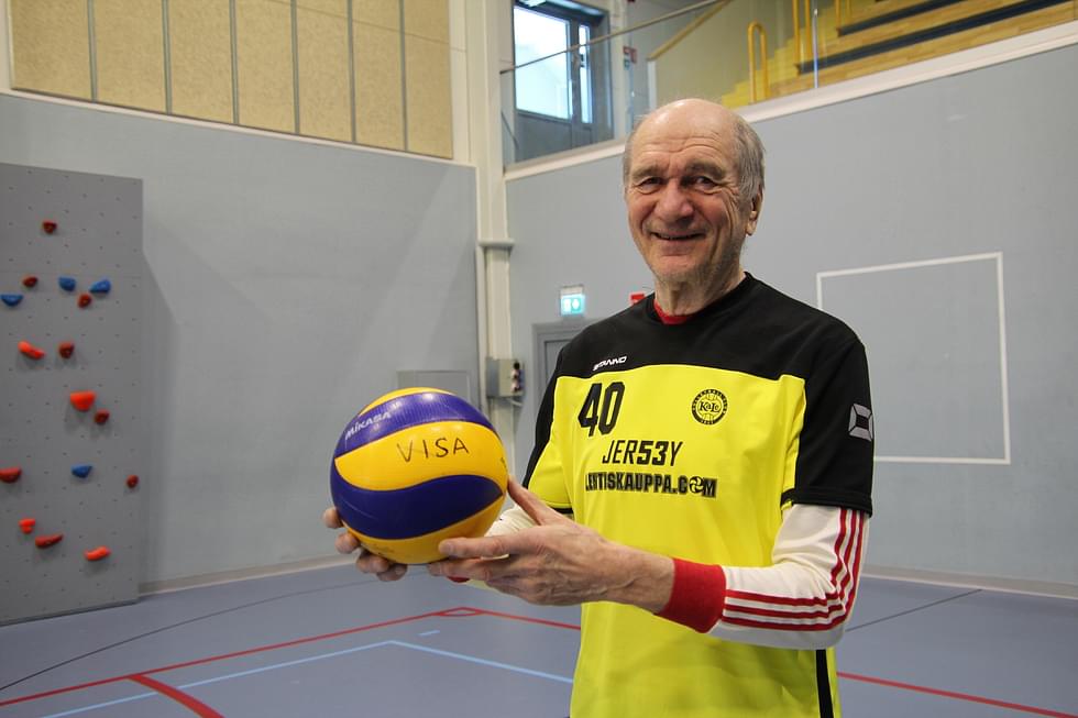 Matti Tirronen nauttii lentopallon pelaamisesta vielä seniorivuosinaankin.