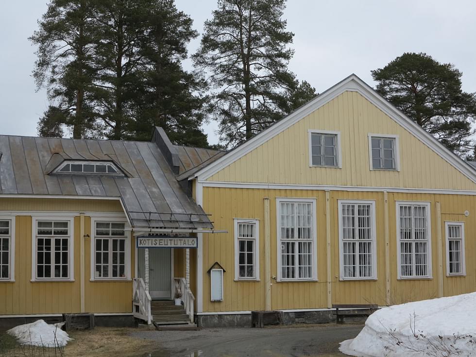 Yrjölän päärakennus kohosi alun perin Pielisjärven kunnan vaivaistaloksi vuosina 1909–1911.