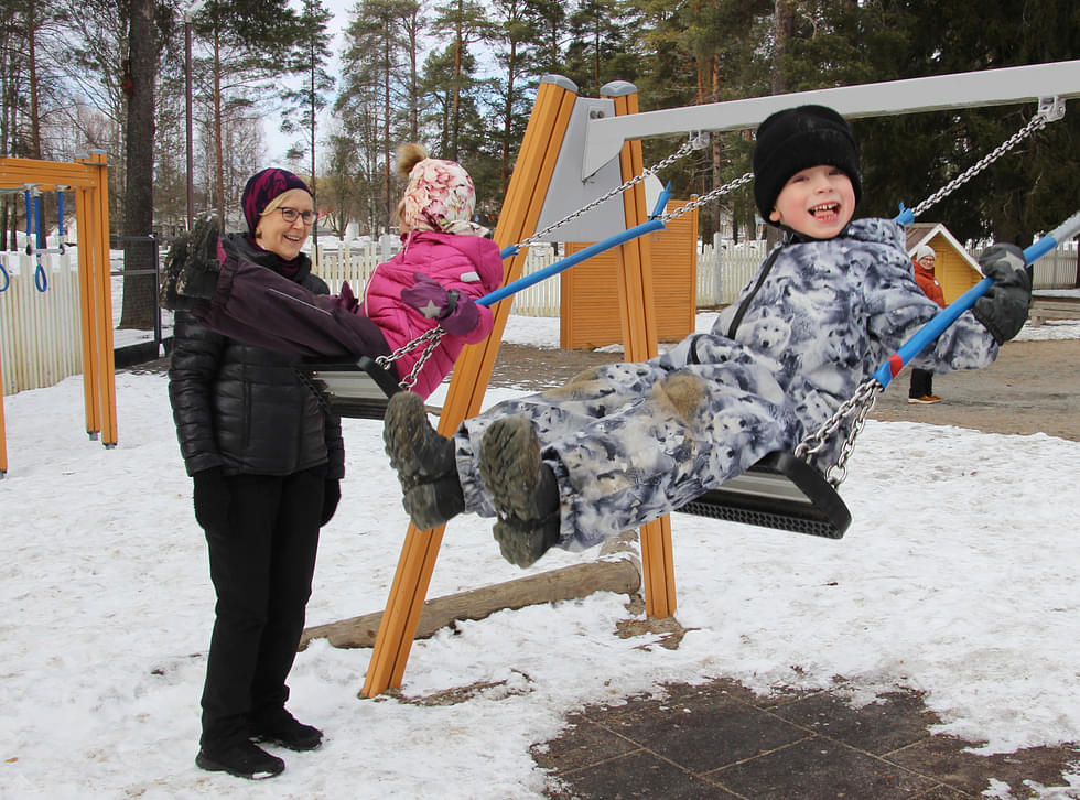 Konsta Nevalainen leikki lentävänsä raketilla päiväkodin keinussa. Essi Sutinen pyysi lisää vauhtia varhaiskasvatuksen lastenhoitaja Eija Kokkoselta.