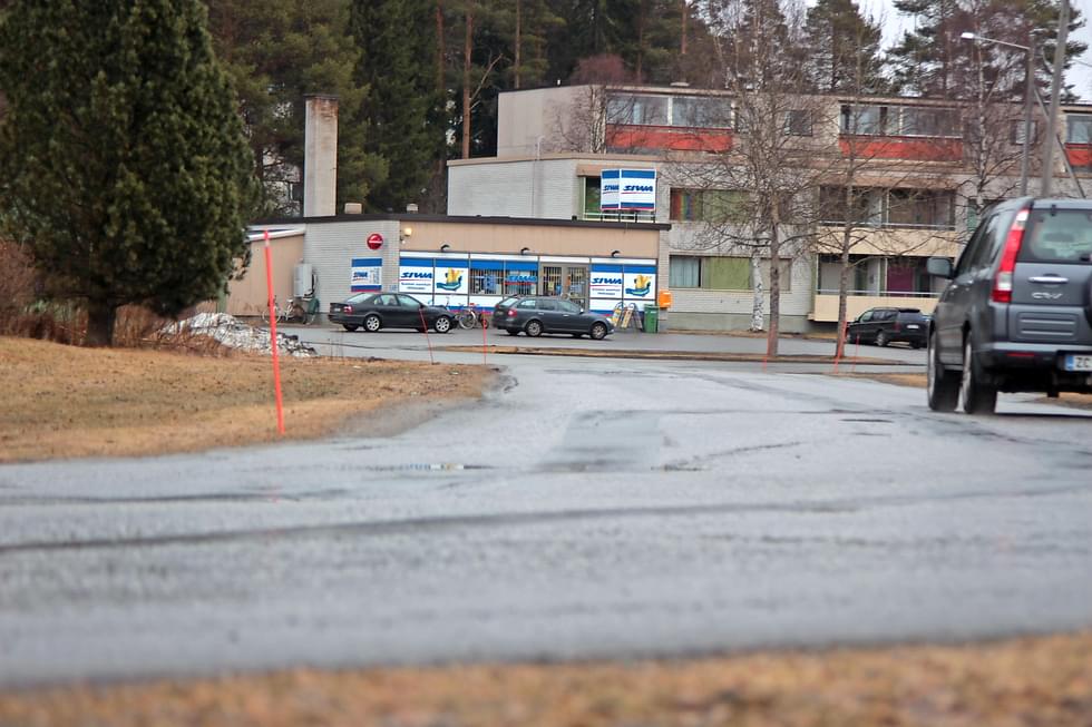 Auto oli hylätty Väinöläntiellä olevan taloyhtiön parkkialueelle.
