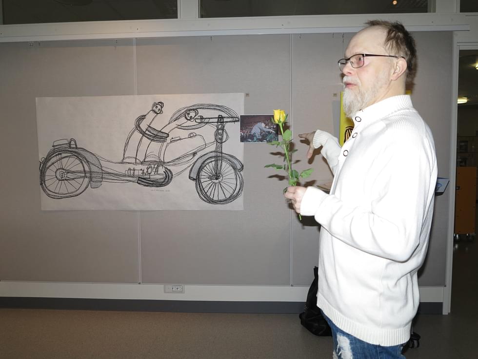 Jack Heiskanen esitteli teostaan Veli kyydissä taidenäyttelyn avajaisissa kirjastossa keskiviikkona.