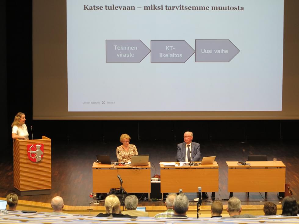 Pirre Seppänen (vas.) perusteli kaupunginvaltuustossa organisaatiomuutoksen tarpeellisuutta.