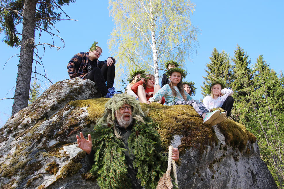 Oppilaat kipusivat ketterästi pihan isoimmalle kivelle, Oiva Vattulainen jäi suosiolla maan kamaralle.