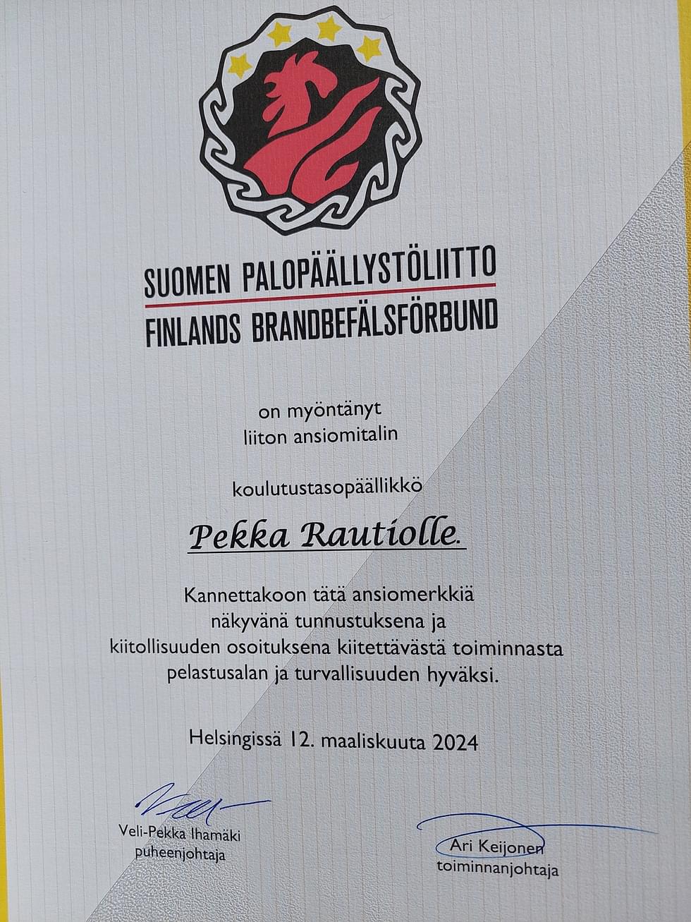 Pekka Rautio sai Palopäällystöliiton ansiomitalin.