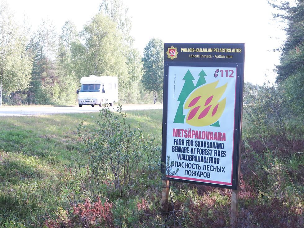 Metsäpalovaarasta voidaan varoittaa tienvarsikyltein.