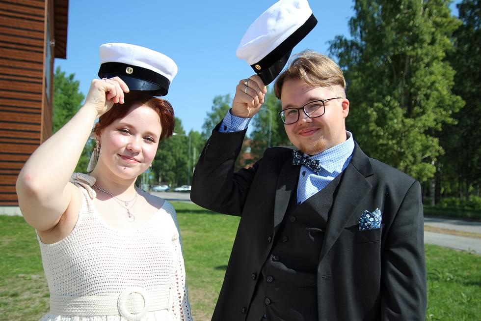 Lilli Hämynen ja Otto Kangas tuulettivat valkolakin kunniaksi lauantaina Brahea-kampuksella.