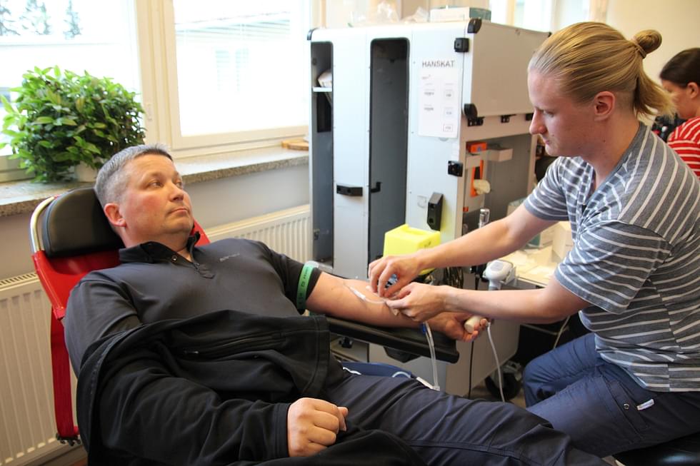 Sairaanhoitaja Rasmus Turunen (oik.) otti verta Markus Kärkkäiseltä keskiviikkona.