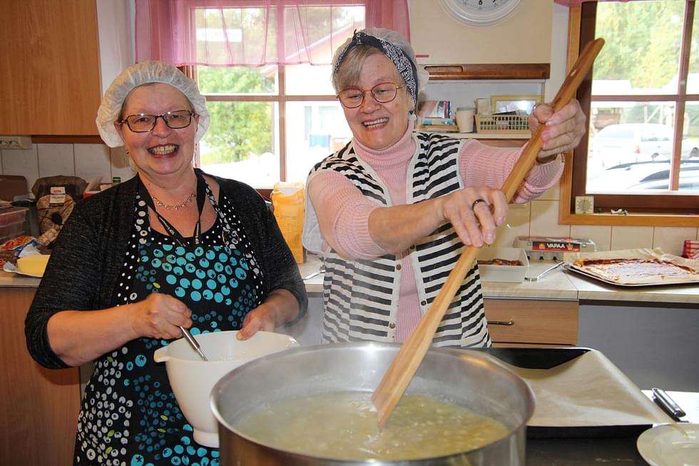 Eila Turunen (vas.) ja Hilja Pehkonen laittoivat ruokaa Pankakosken työväentalolla torstaina.