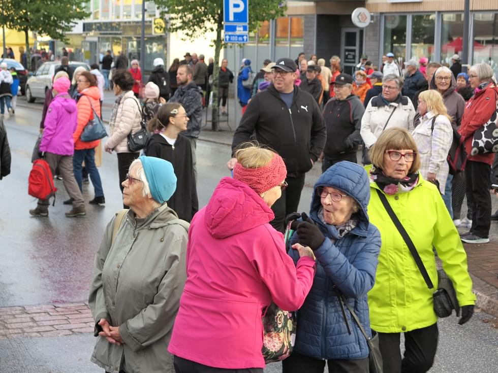 Pielisentie täyttyi ihmisistä heti Hämärän kaupan illan alussa.