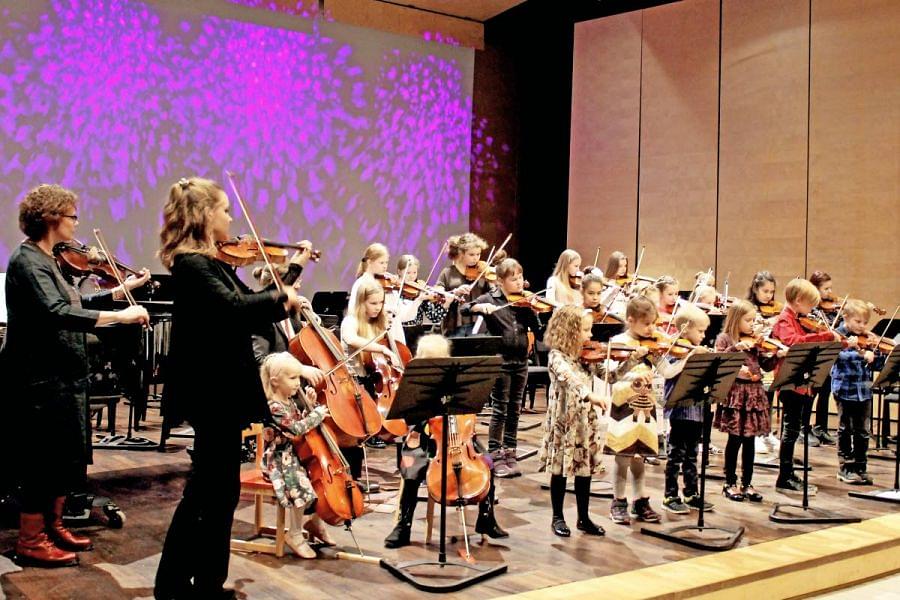 Jousisoittajat esiintyivät Pielisen Karjalan musiikkiopiston juhlakonsertissa vuonna 2021 .