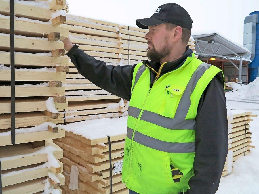 Tuotantopäällikkö Risto Salmi tarkasti Anaika Wood Groupin tuotantolaitokselta lähtevän kuorman tiistaina.