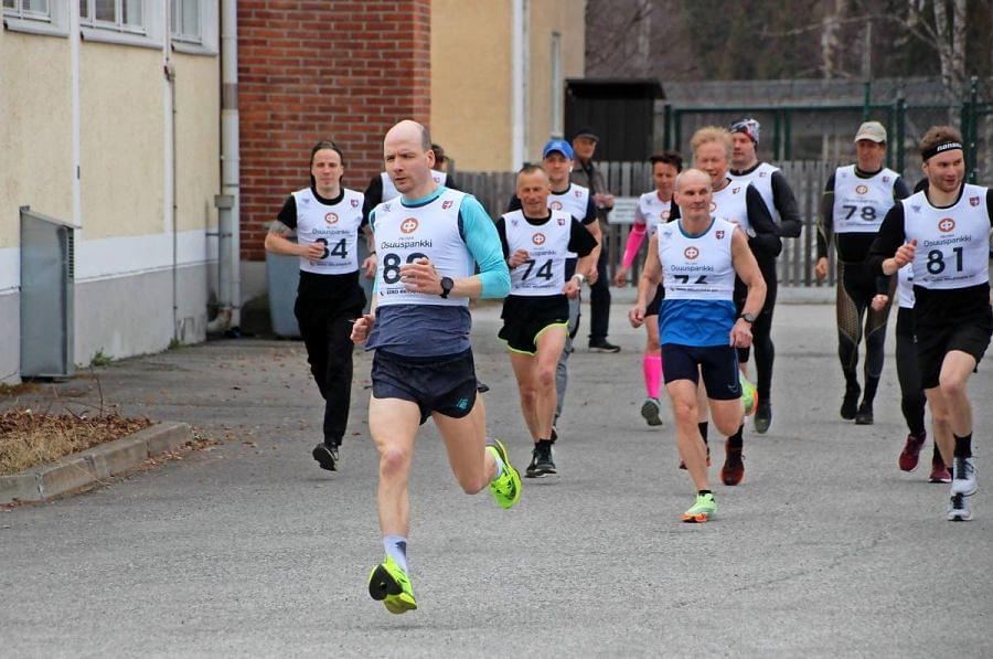 Kari Heikura (edessä) on tuttu näky Lieksan juoksutapahtumissa. Kuva Pokron lenkiltä vuodelta 2022.