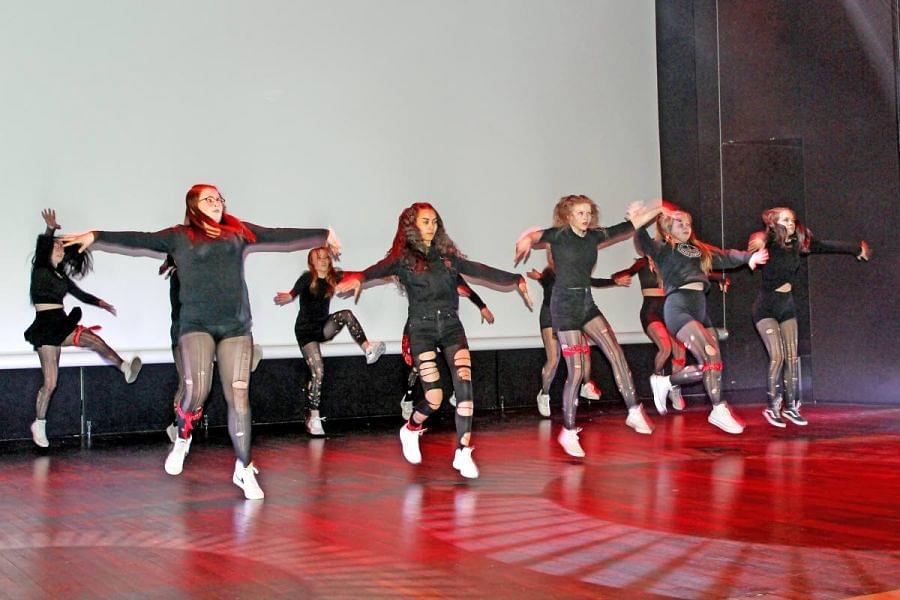 Viime vuonna tanssiryhmien kevätshowssa esiintyi muun muassa Silver steps -ryhmä. tahtiin.