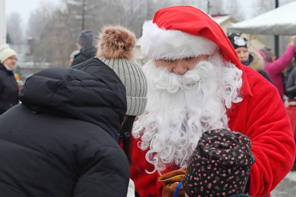 Joulupukkikin oli ehtinyt kiireiltään tapaamaan Polvijärven lapsia.