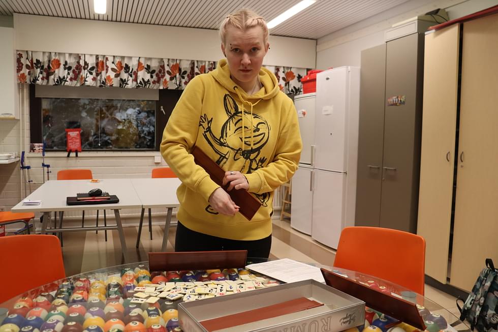 Klassinen rummy on viimeisiä Nuorisokahvila Kirvon pelihankintoja. Terhi Kummunmäki valmistaa pelitilannetta kahvilan järjestämän teemaillan jälkeen.