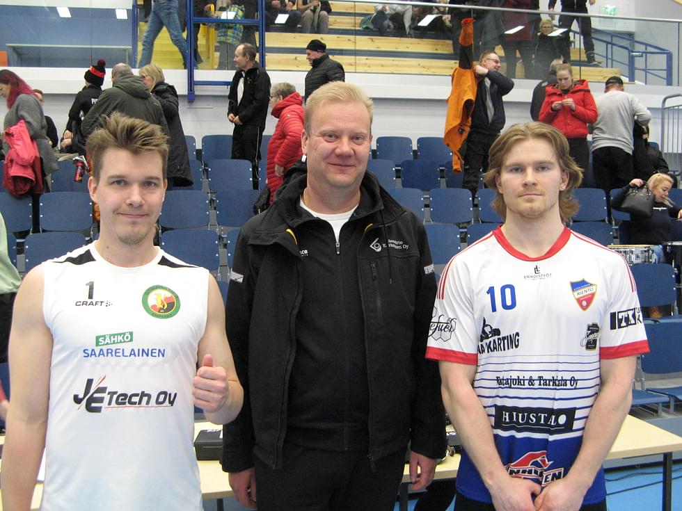 Palkintojenjaossa Karpaasien Lasse Kukkonen (vas.), otteluisäntä Vesa Huttunen ja Aitolahden Daniel Heinonen.
