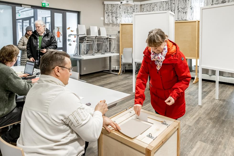Pirkko Räsänen antoi äänensä Polvijärven Vaparilla sunnuntaina.