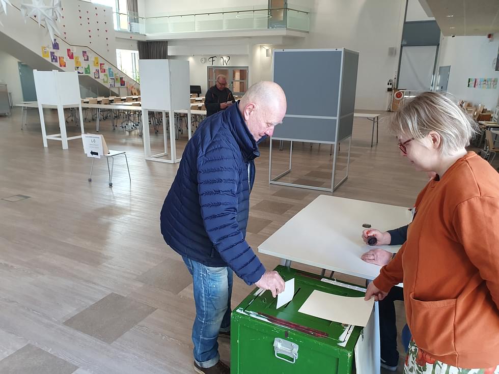 Outokummussa sunnuntain ensimmäinen äänestäjä heti aamuyhdeksältä oli Eero Pursiainen. Toimitusta seurasi vaalilautakunnan puheenjohtaja Annika Kontkanen.