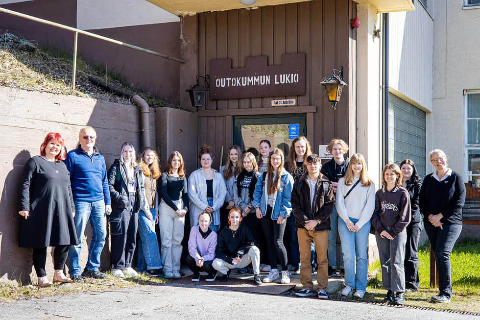Schöningenistä tulleet opiskelijat aloittivat vierailunsa Outokummun lukiolla. 