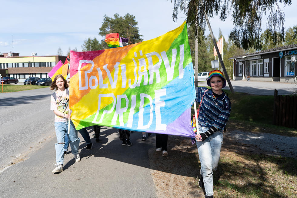 Kun Pride-marssijat kulkivat Polvijärvellä kunnanviraston ohi, lähti mukana kulkevista soittovehkeistä - epäilemättä täysin sattumalta - soimaan Lily Allenin kappale Fuck You. 