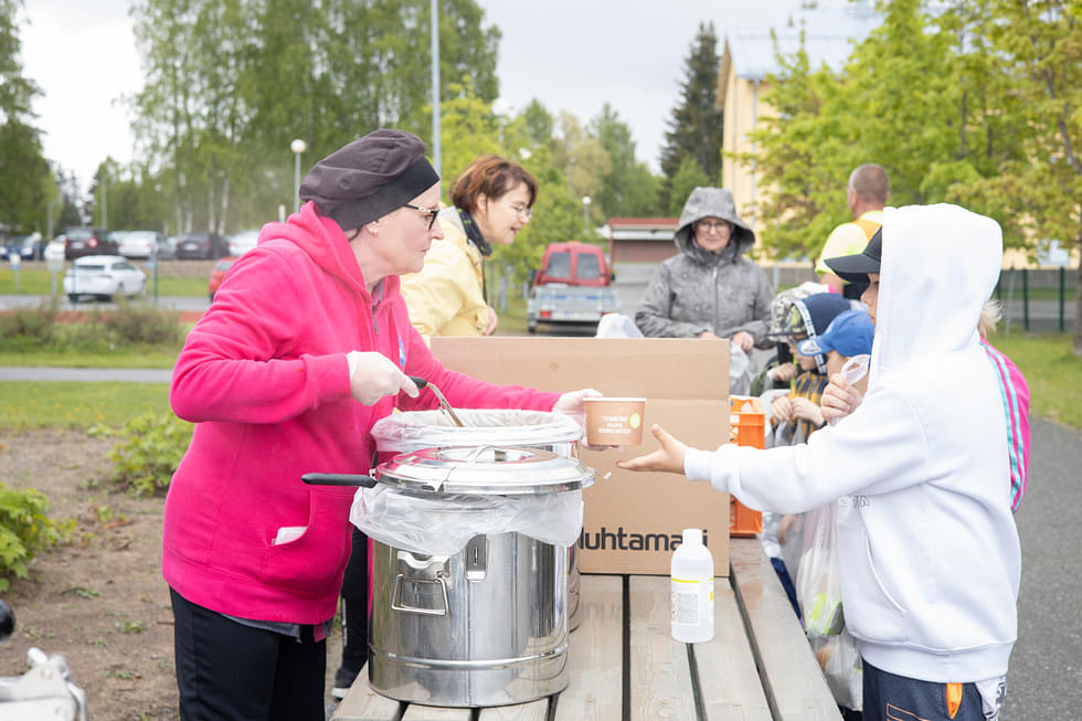 Soppatykillä valmistettu makkarakeitto ruokki Polvijärven opiskelijat tiistaina 30. toukokuuta. 