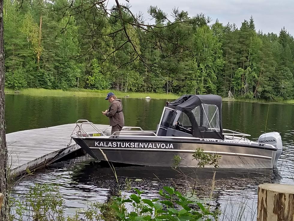 Kalastuksenvalvojien vene on selvästi merkitty ja valvojia tapaa kaikilla Pohjois-Karjalan vesialueilla