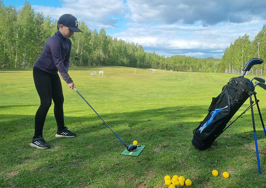 Outokummun golfseura osallistuu liikuntatalkoisiin. 
Kuvassa Amanda Valjus.