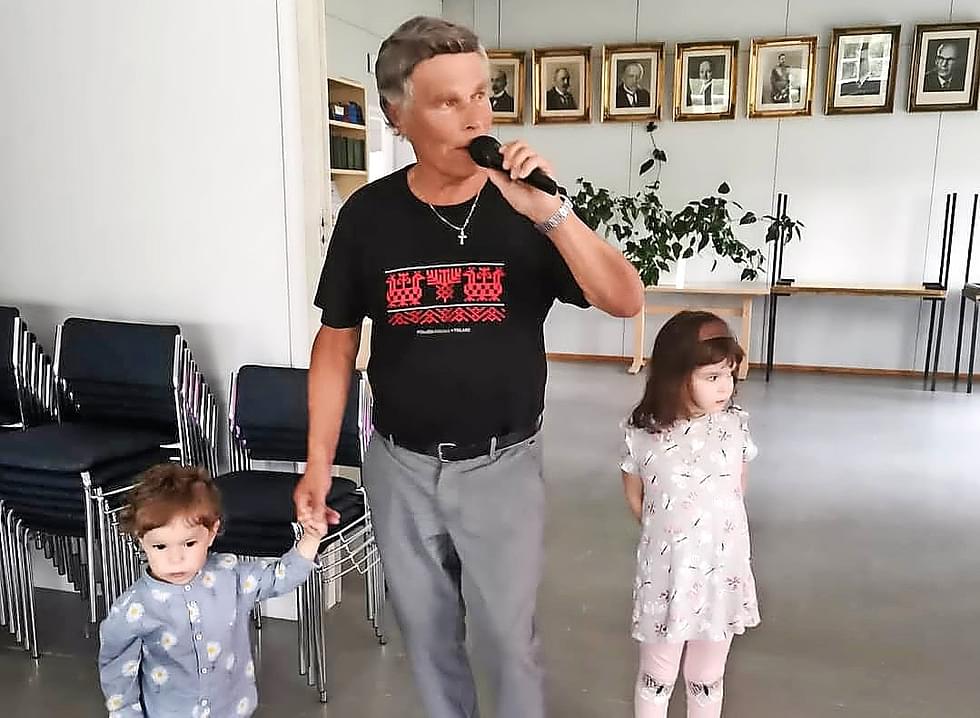 Pentti Mäkkeli ja lapsenlapsensa Elmo ja Pirjo.