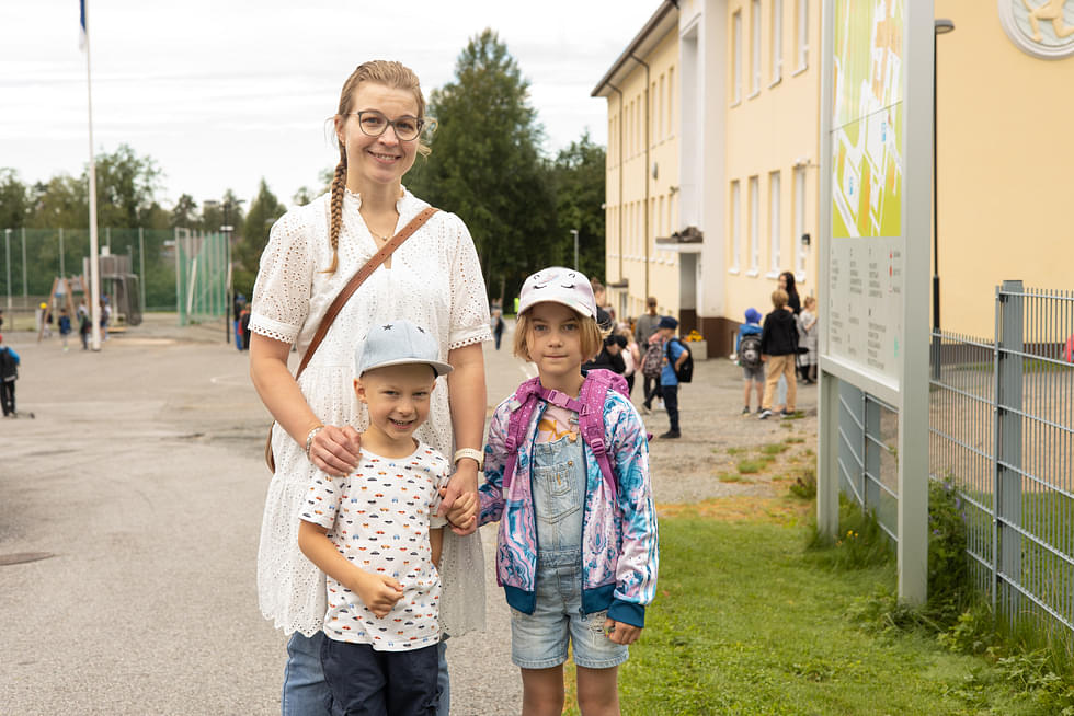 Aino Kilpeläinen aloittaa ykkösluokan. Koulutielle Ainoa saattamassa ovat hänen äitinsä Soile Kilpeläinen ja pikkuveli Eemeli Kilpeläinen.