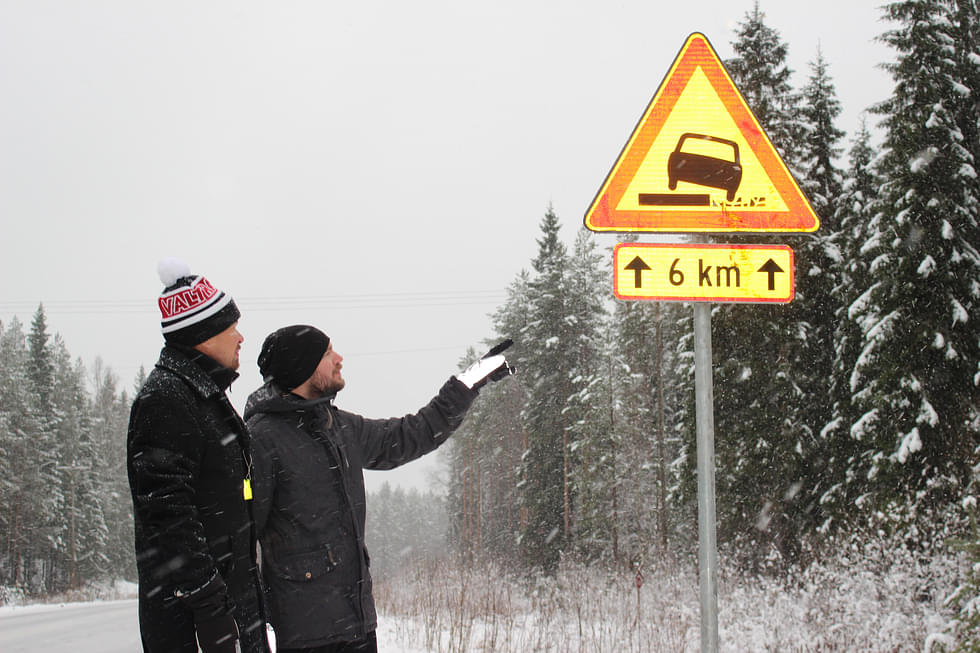 Viuruniemen kyläyhdistys vetosi tien 477 kunnostamisen puolesta 2017.
