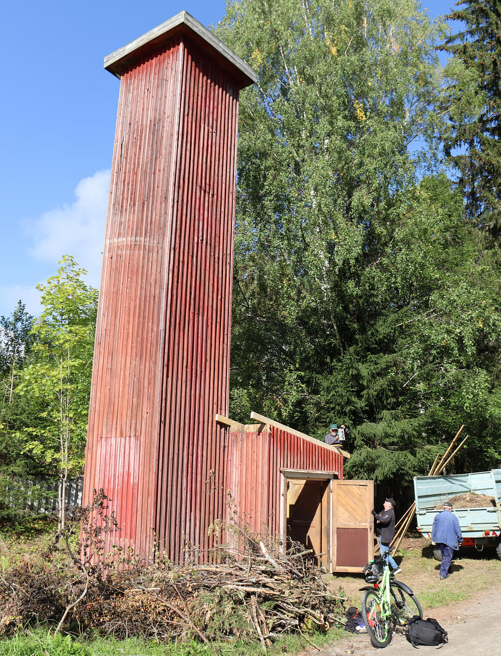 Palotornin korkeus on määrittynyt paloletkujen pituuden mukaan. Letkut on kuivatettu kaksin kerroin taitettuna palotornissa.