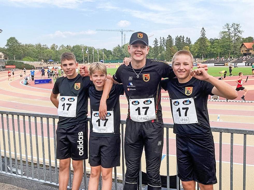Joona Mustonen (vas.), Aleksis Kivelä, Niilo Pelli ja Eetu Jolkkonen juoksivat ennätyksen.