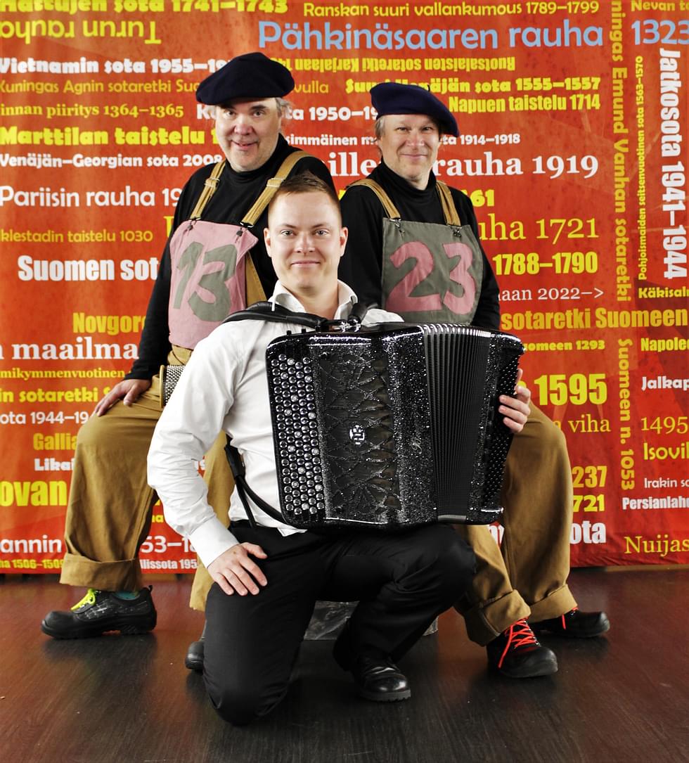 Henry Räsäsen (vas.), muusikkoJanne Vänskän ja Timoi Munnen muodostama kolmikko tekee työnsä runsaan lavakokemuksen tuomalla varmuudella iskevästi, täsmällisesti ja hersyvästi.