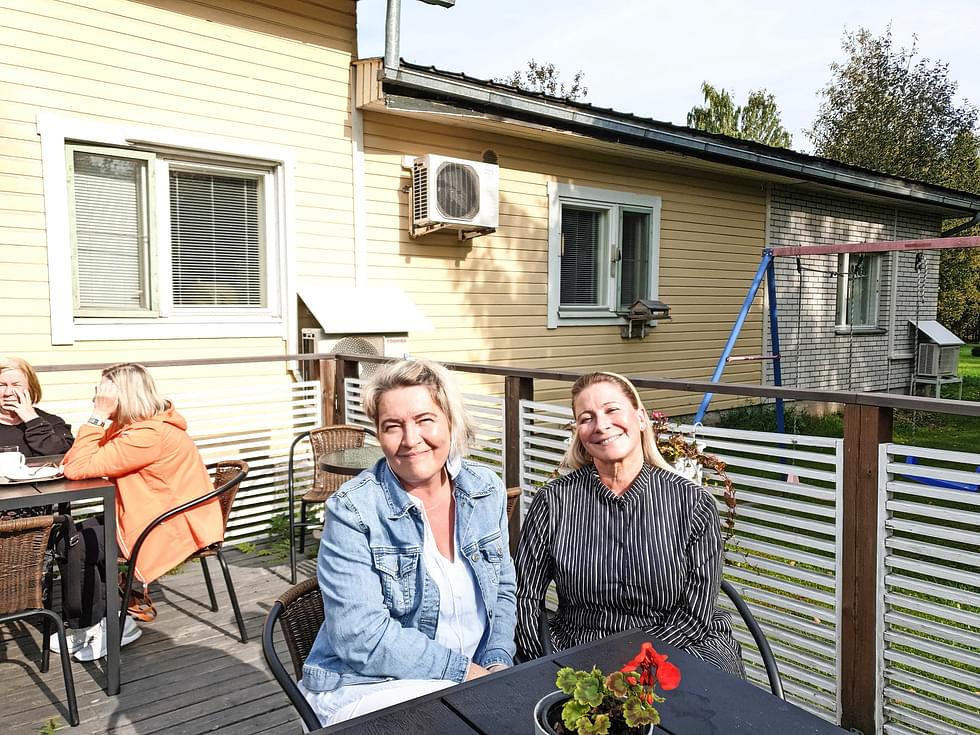 Katja Kajavaa harmittaa, että rehtorilla ei aina ole aikaa paneutua lasten asioihin niin huolella, kuin haluaisi. Minna Lemmetyinen kuvaa koulun hengittävän yhteiskuntaa, kaikki ympärillämme vaikuttaa nuoriin.