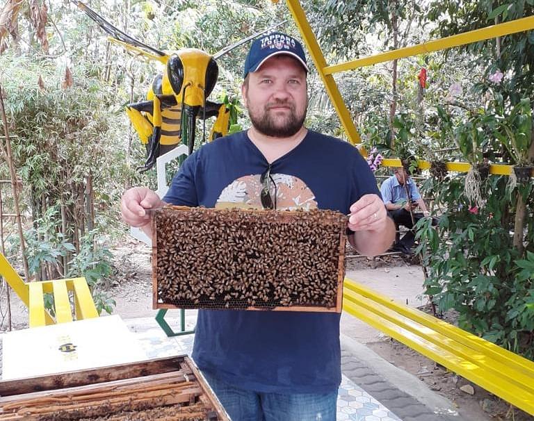 Nyt palkittu Jouni Kontkanen kävi Thaimaan-lomamatkallaan paikallisessa lähinnä turisteille tarkoitetussa mehiläistarhassa.